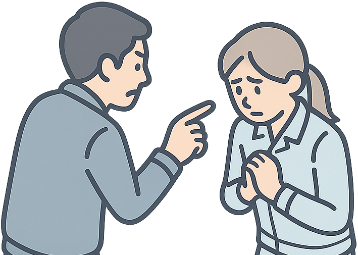 上司に叱られている工場勤務の女性